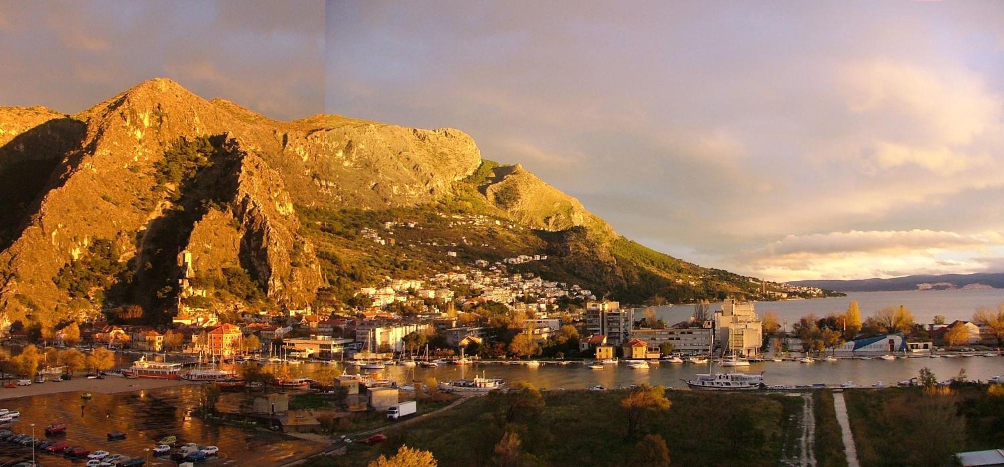 Luxury City Centre Apartment With Stunning View Omiš Exteriör bild